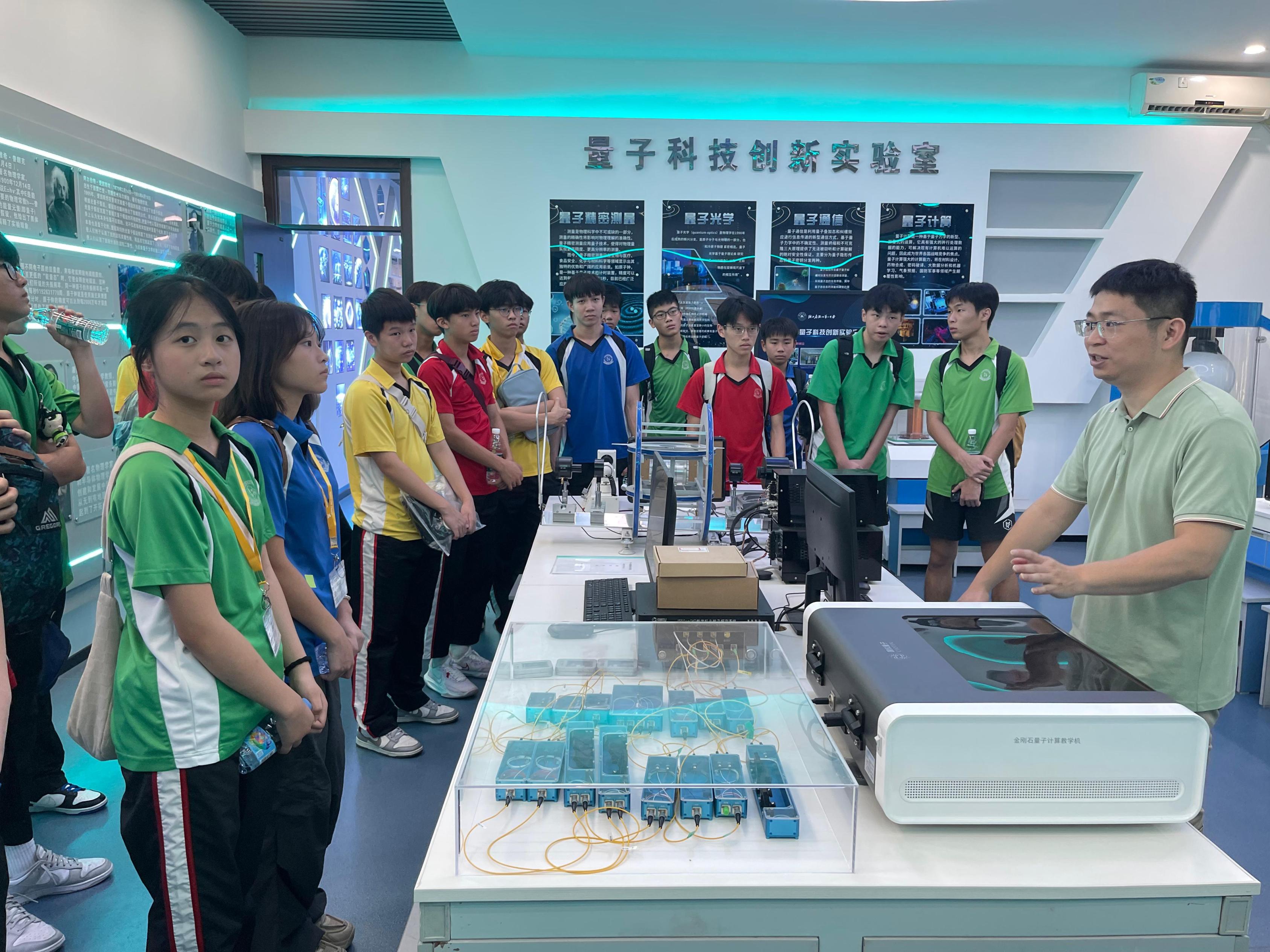 參觀衢州二中科技實驗室