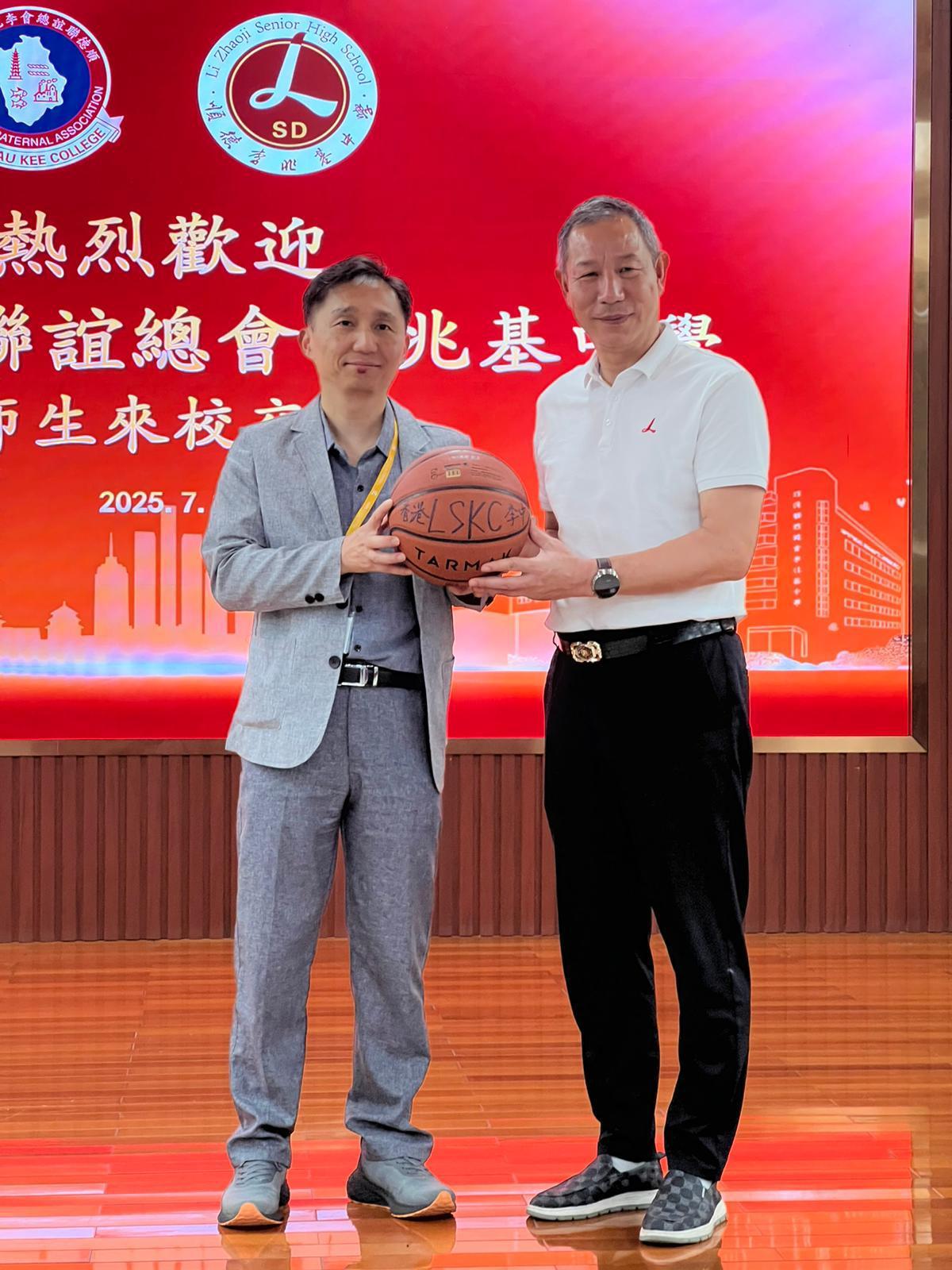 楊校長與順德李兆基中學彭安新校長互贈紀念品