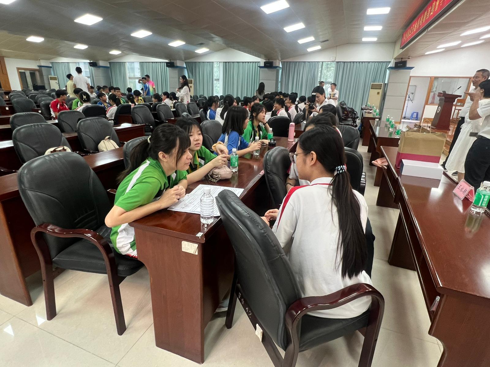 兩校學生分組進行分享