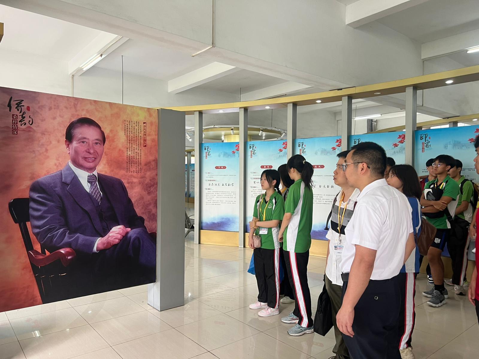 順德李中王志紅副校長介紹學校歷史