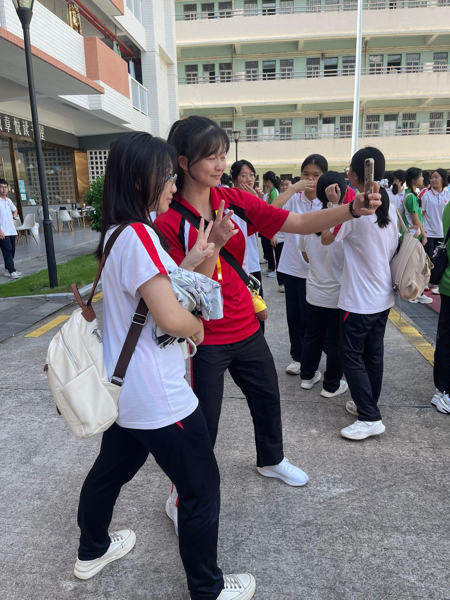 兩地學生自拍留影